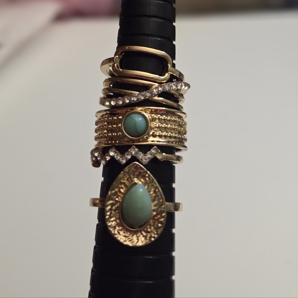 🎁5- Piece Gold-Tone Stacking Ring Set with Turquoise Style And Crystal Accents